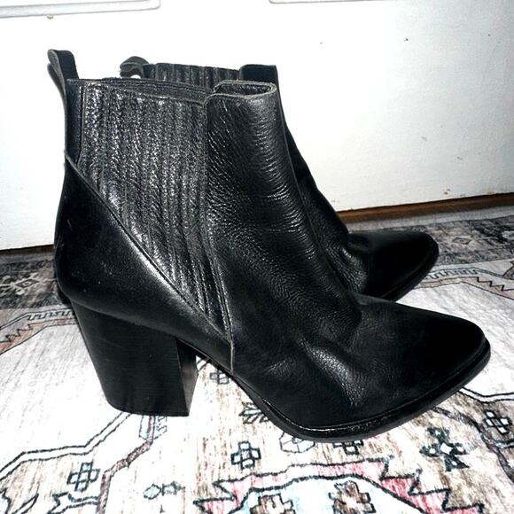MARC FISHER LTD ALVA POINTY TOE BOOTIE BLACK LEATHER SIZE 8 - Picture 3 of 4